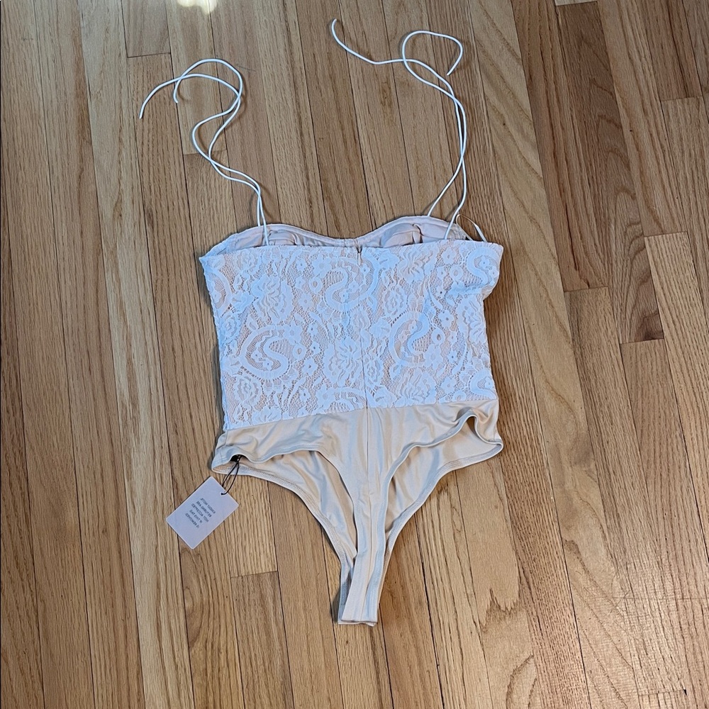 Superdown Stasia Lace Bodysuit in White & Nude. Size medium new with tags - Picture 8 of 8
